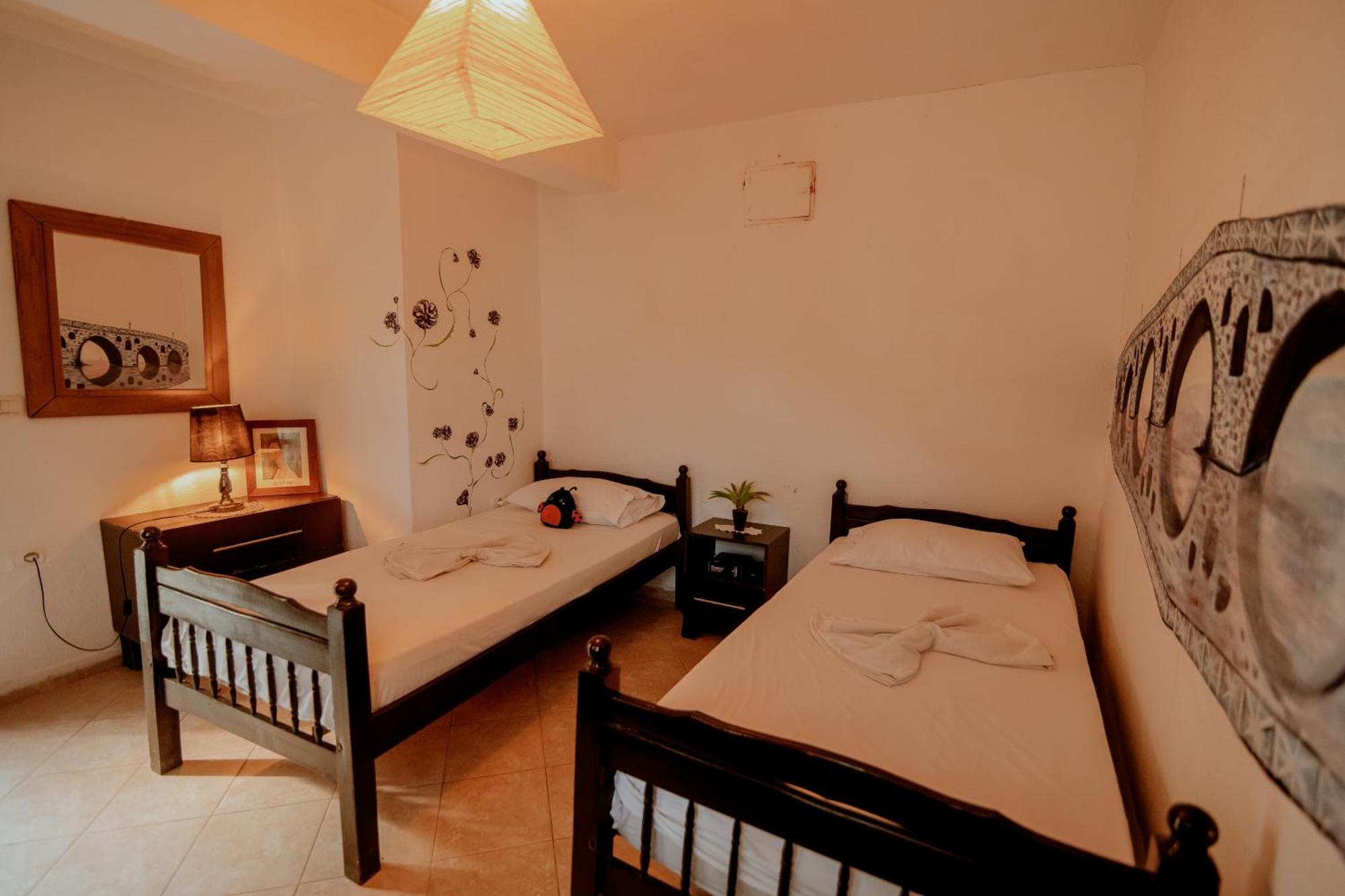 Berat Backpackers Hostel Esterno foto