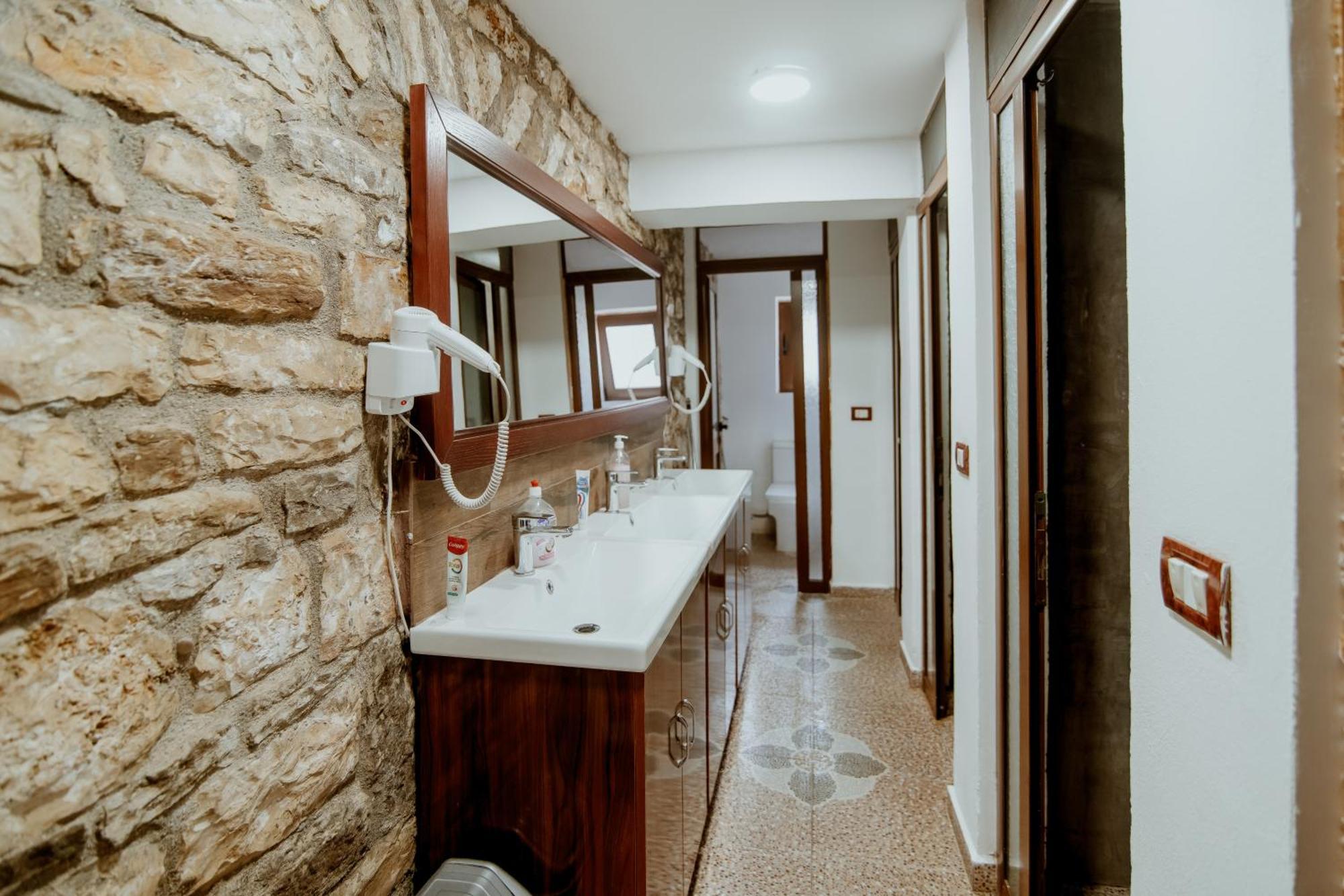 Berat Backpackers Hostel Esterno foto
