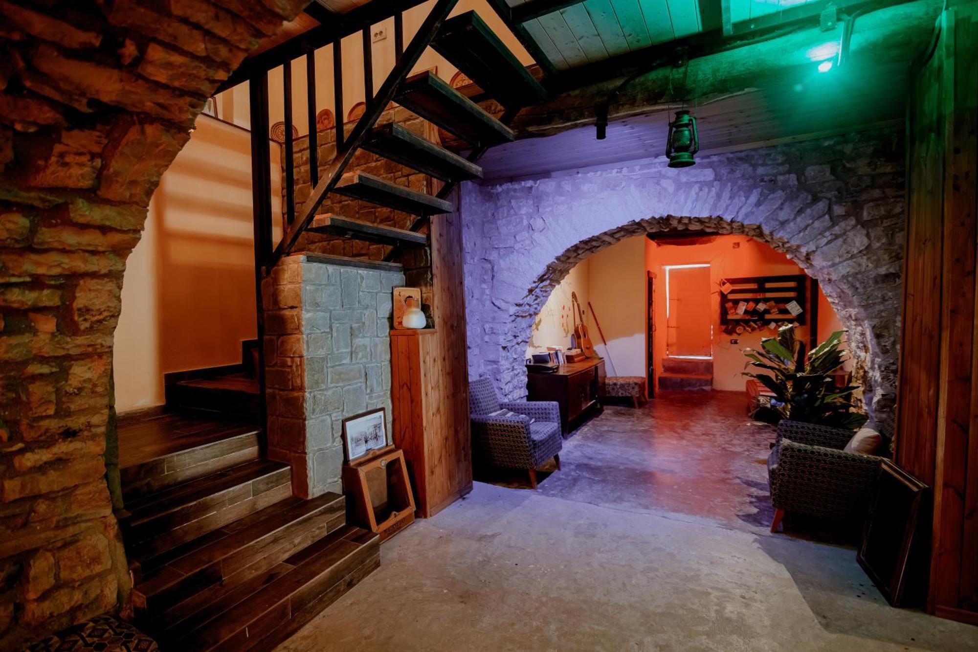 Berat Backpackers Hostel Esterno foto