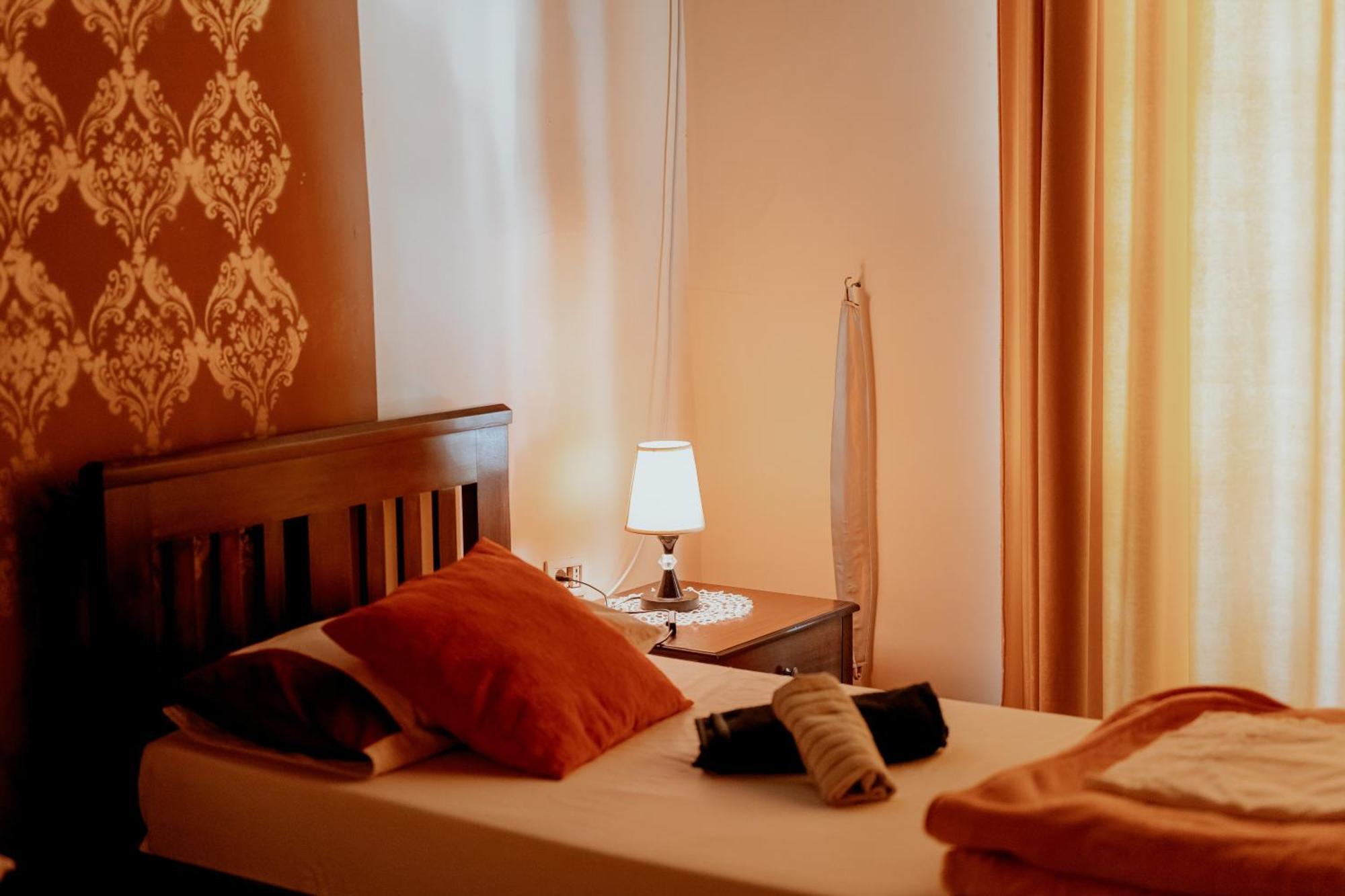 Berat Backpackers Hostel Esterno foto