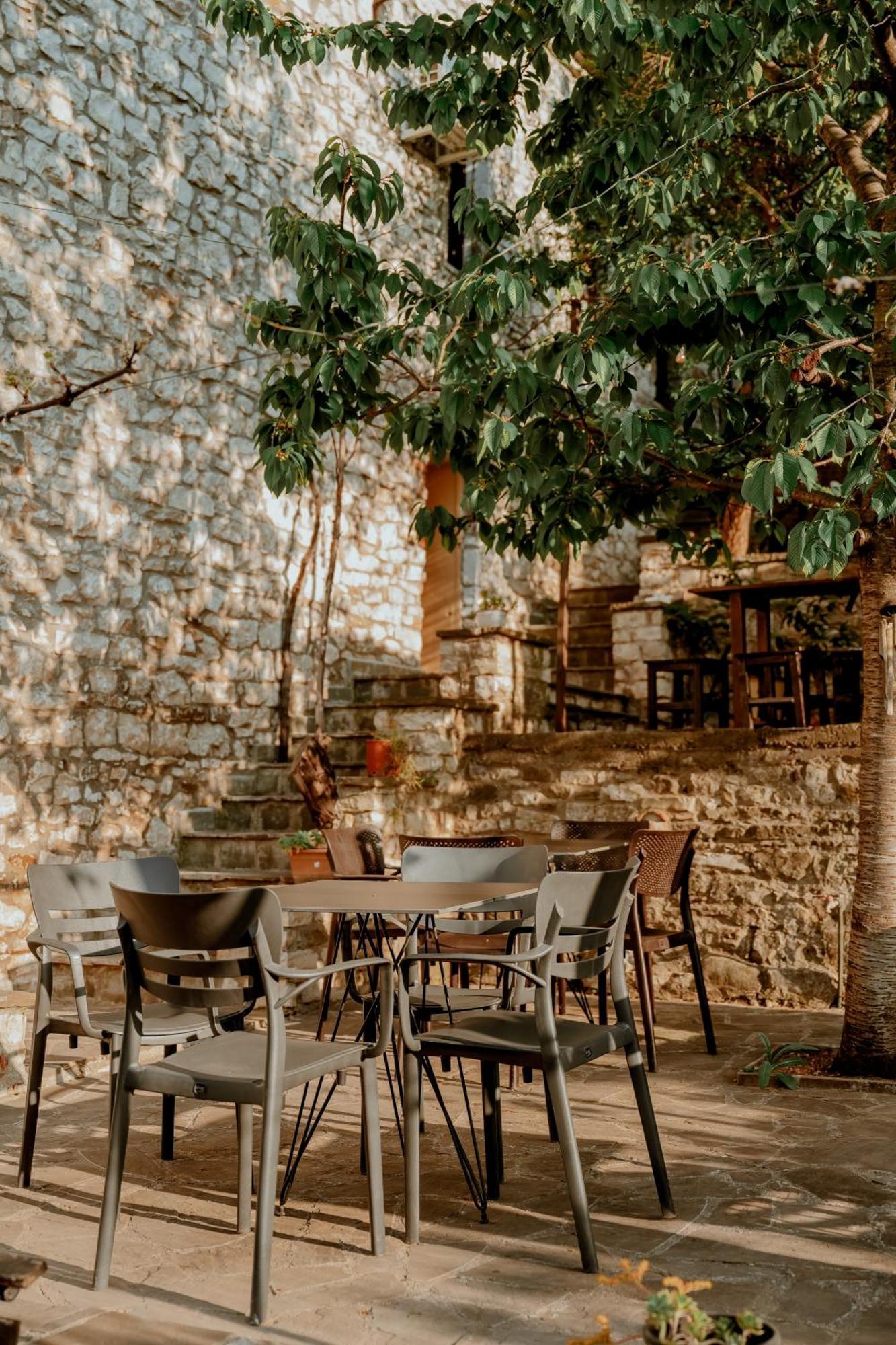 Berat Backpackers Hostel Esterno foto