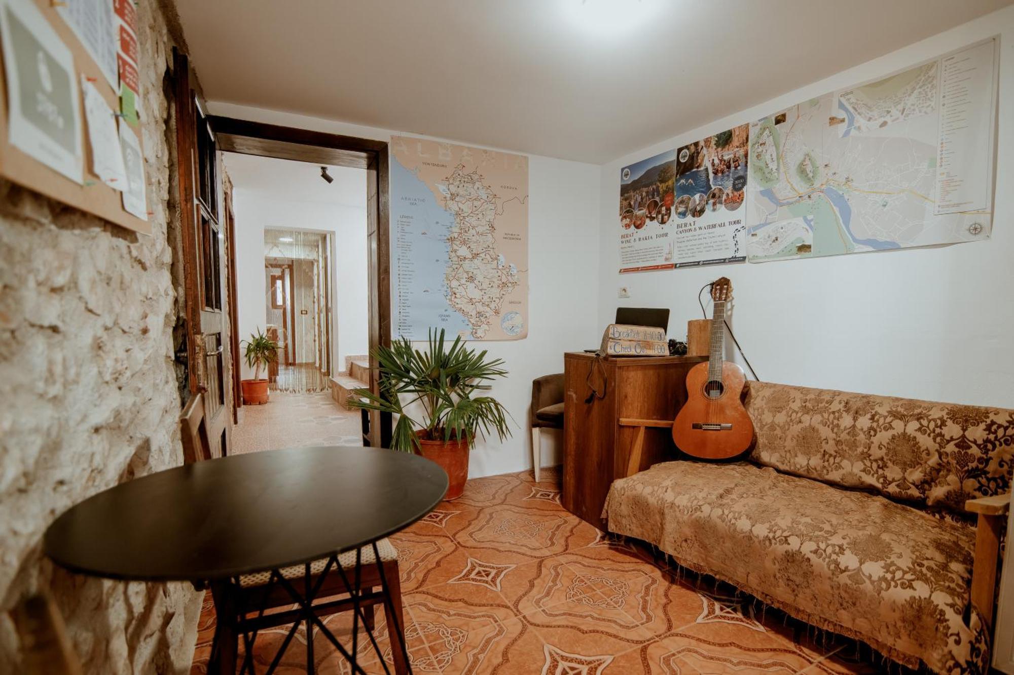 Berat Backpackers Hostel Esterno foto