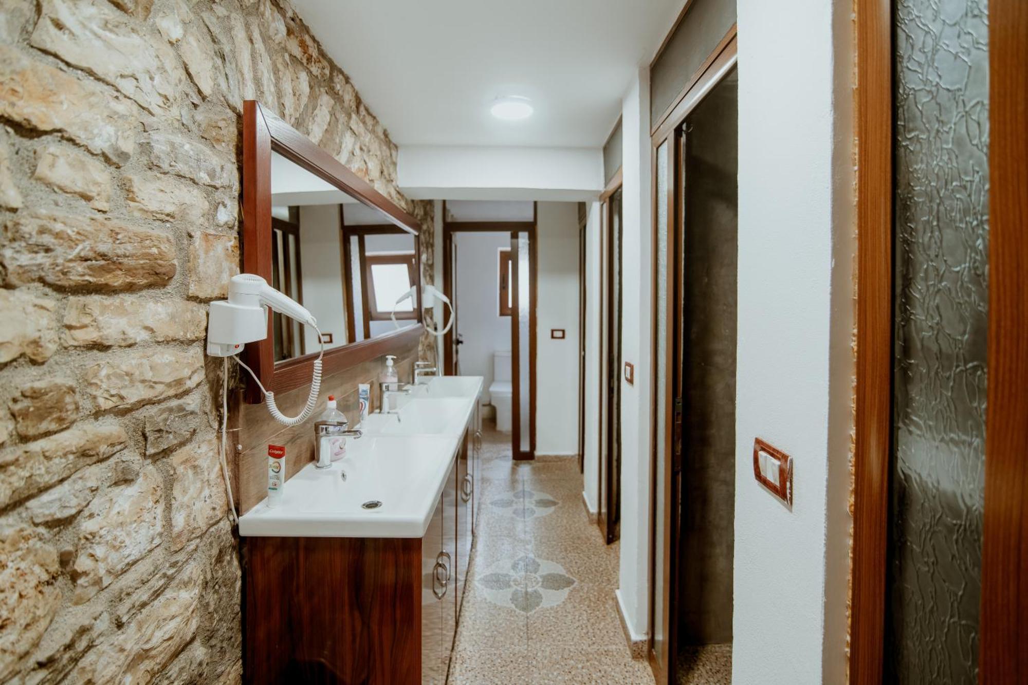 Berat Backpackers Hostel Esterno foto